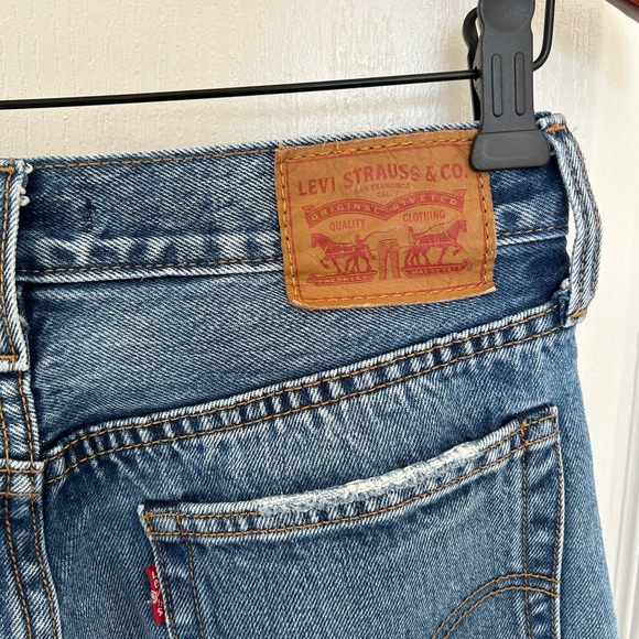 Levi’s Wedgie Straight Distressed Mid-Wash Jeans - Picture 4 of 4